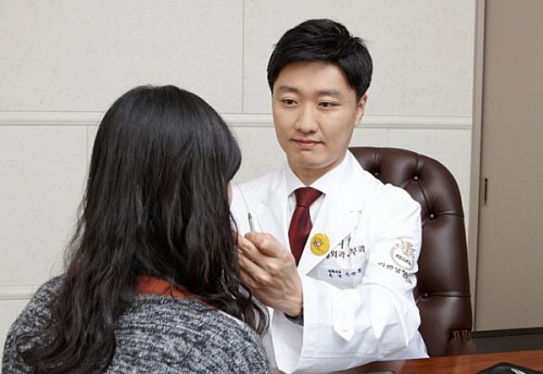 眼尾上翘的女性容易被人误会… 双重埋线法是对策